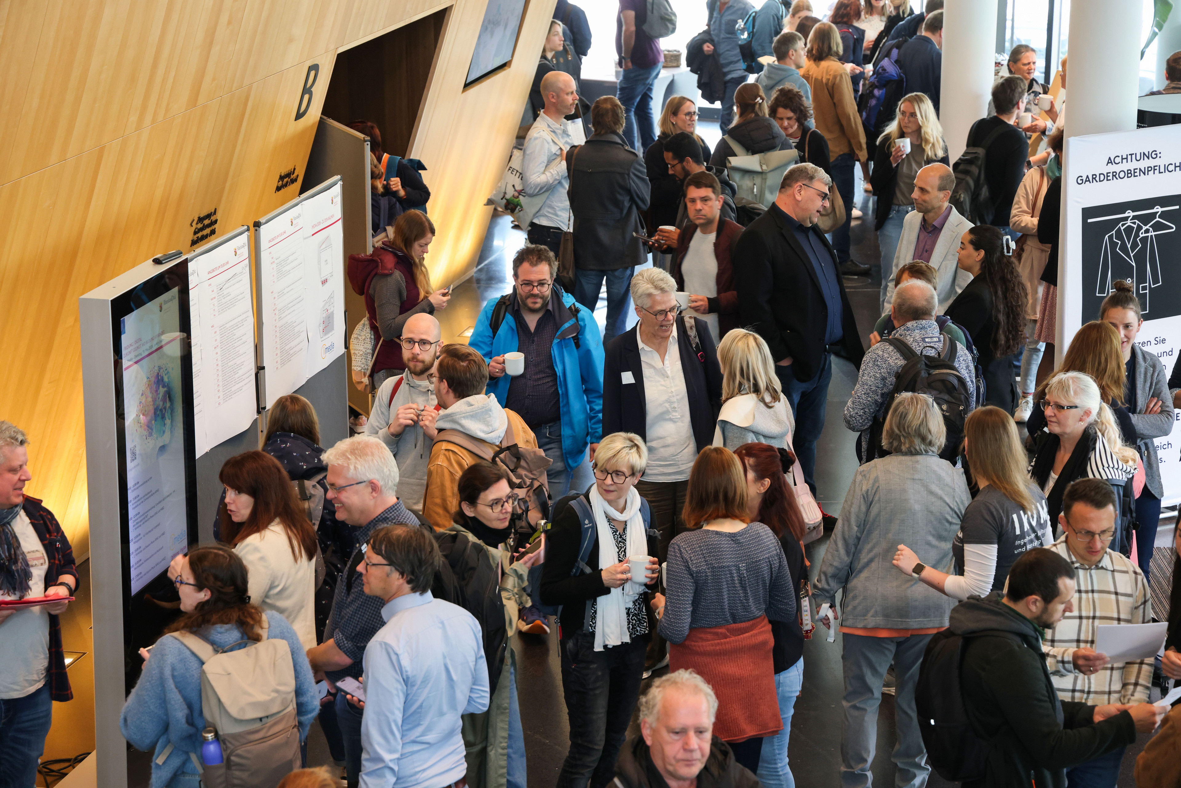 Viele Besucherinnen und Besucher auf der iMedia.